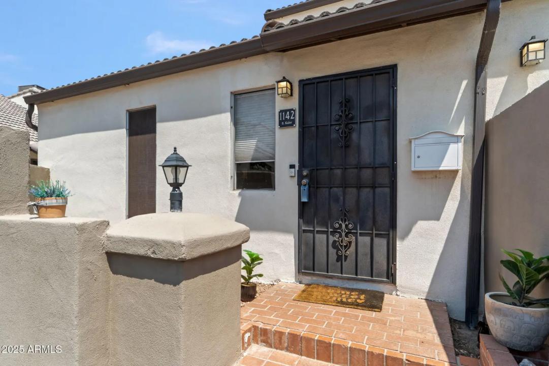 1142 E KALER Drive Phoenix AZ 85020