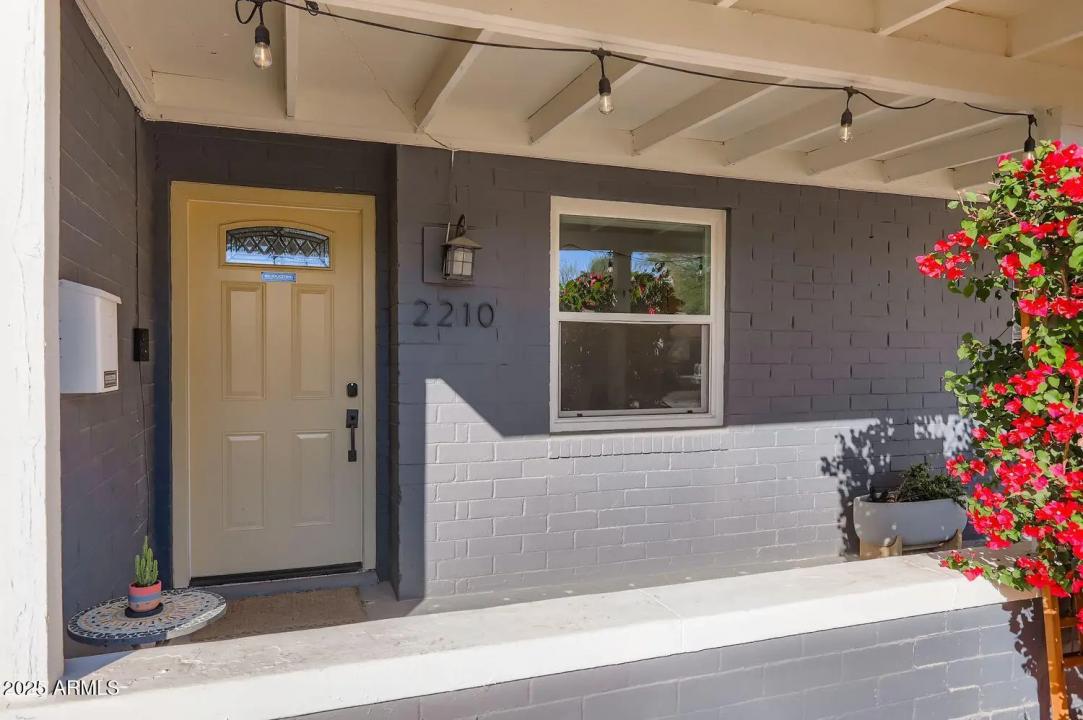 2210 E CAMBRIDGE Avenue Phoenix AZ 85006