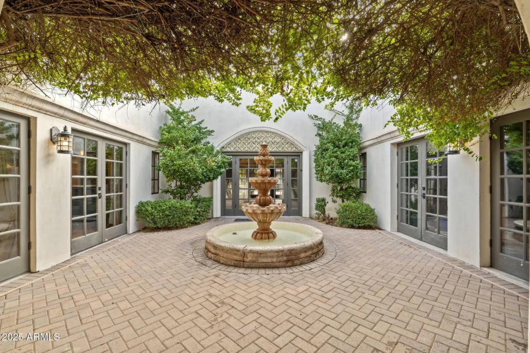 135 E MARYLAND Avenue Phoenix AZ 85012