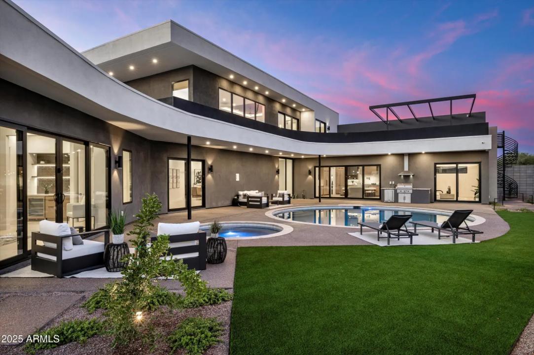 1831 E PALMAIRE Avenue Phoenix AZ 85020