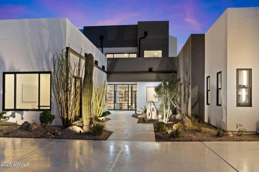 3135 E PALO VERDE Drive Phoenix AZ 85016