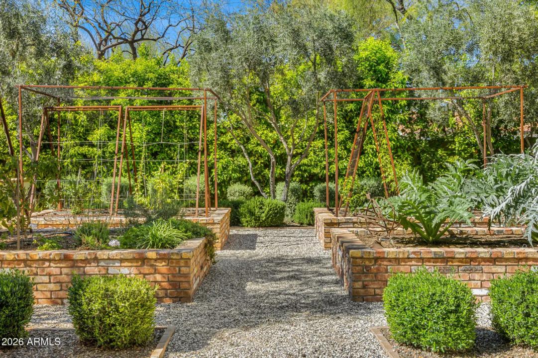 Real Estate Picture 24