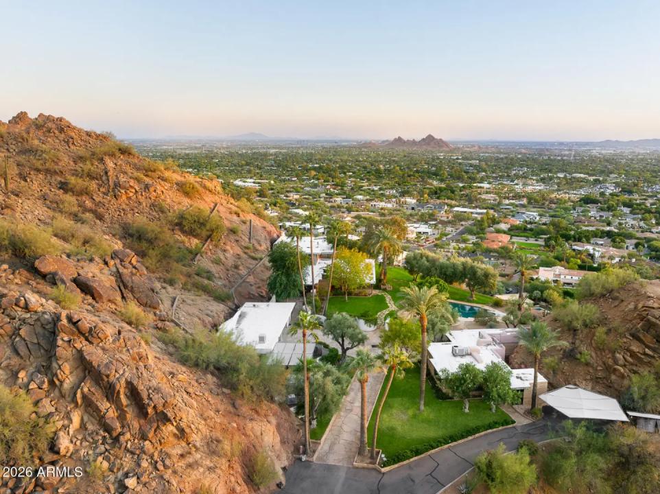 Real Estate Picture 4